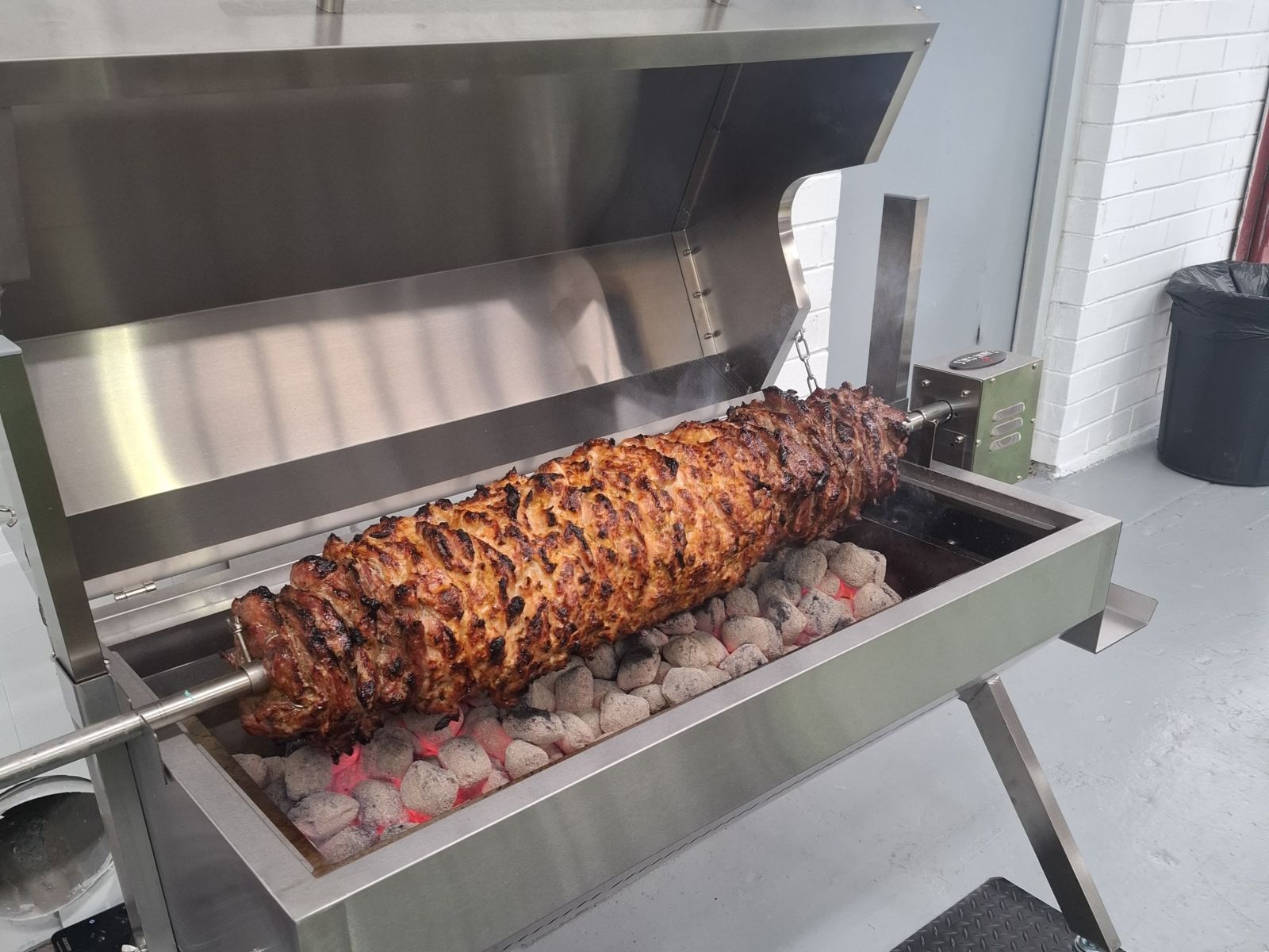 This image shows the Dual Fuel Spit 1000 Deluxe cooking gyros. This image shows the Dual Fuel Spit 1000 Deluxe cooking gyros.
