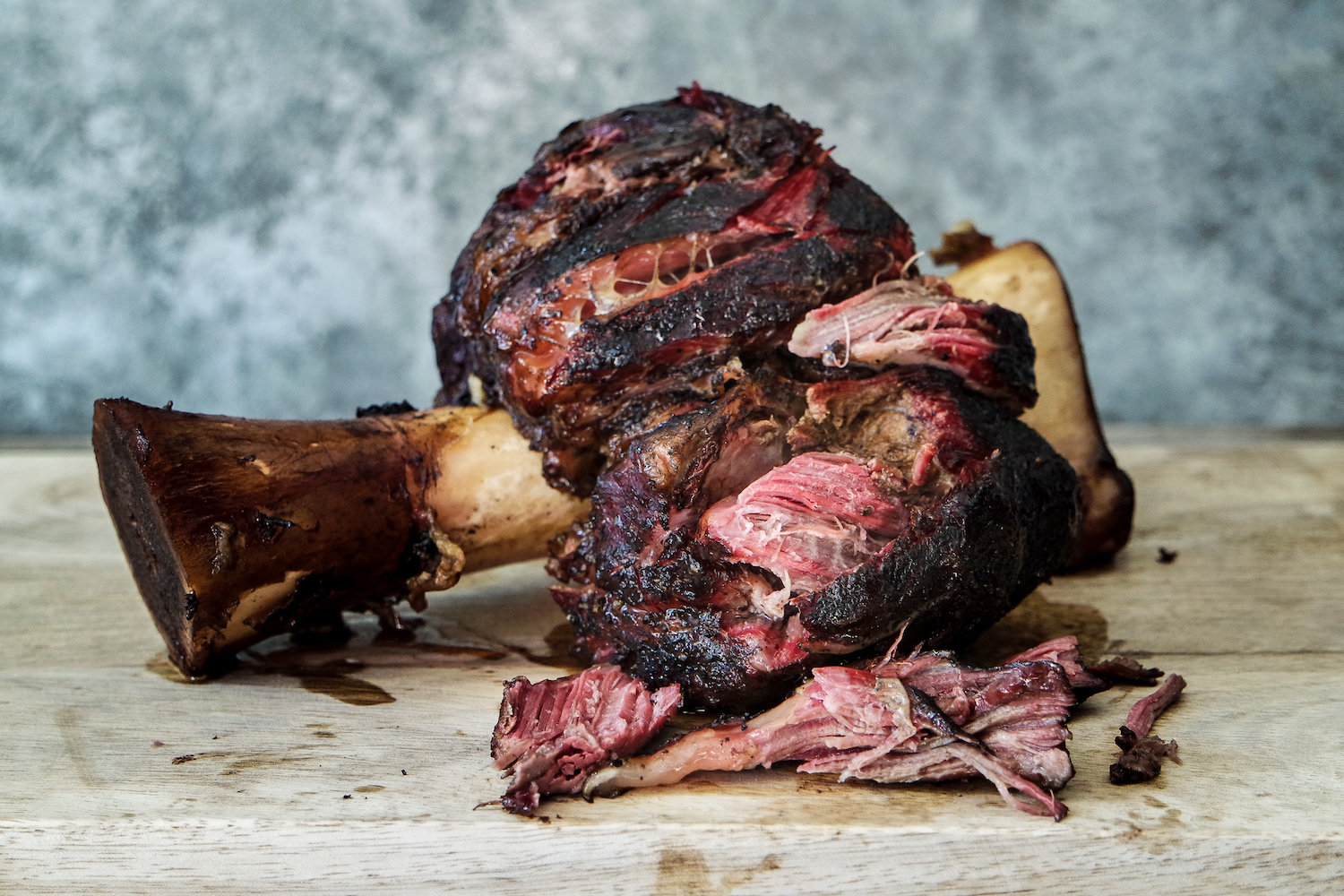 This image shows a smoked beef shin. This image shows a smoked beef shin.